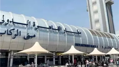 إصابة 36 راكبًا في حادث اصطدام أتوبيس بعمود إنارة في مطار القاهرة