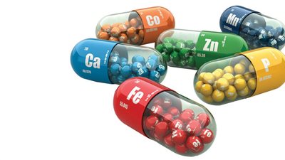 قبل الأكل ولا بعده؟ كيفية استخدام المكملات الغذائية بشكل صحيح.. دليلك الشامل