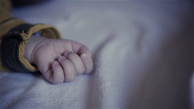 انتقامًا منه.. أم تنهي حياة طفلتها بعد زواج طليقها في قرية الصديق يوسف بالبحيرة