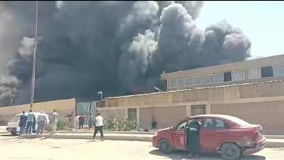 حريق مصنع ألعاب أطفال أكتوبر.. 20 سيارة مطافئ تحاصر النيران 