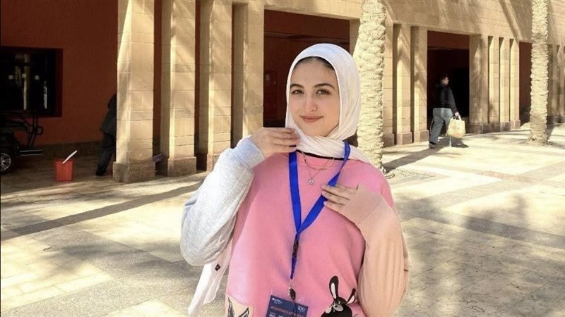 طالبة كلية الألسن