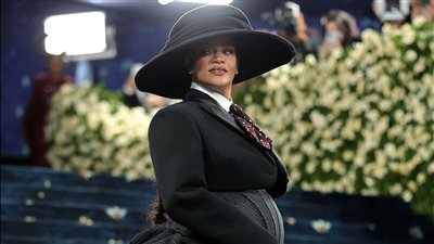 ريهانا حامل، إطلالة غريبة تكشف عن مولودها الثالث في حفل ميت غالا 2025