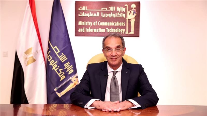 وزير الاتصالات يغادر