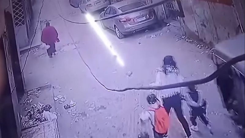 خطف طفل من يد والدته
