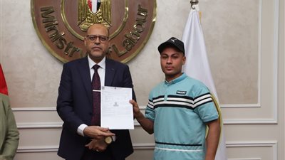  وزير العمل يسلم عقود عمل للمتقدمين على فرص عمل بالإمارات