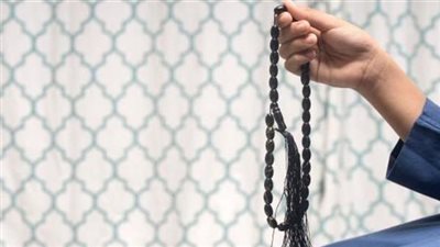 أفضل أنواع الأذكار، واعظة توضح (بالفيديو)