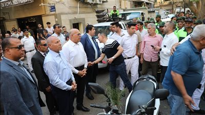 محافظ القاهرة يقود حملة مفاجئة لرفع الإشغالات وغلق المقاهي المخالفة بالزمالك