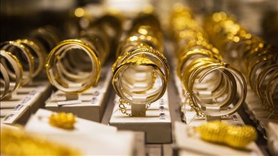 سعر الذهب اليوم، المعدن الأصفر يواصل النزيف خلال تعاملات السبت