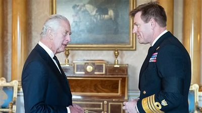 لإقامته علاقة جنسية مع رتبة أقل، إحالة قائد البحرية الملكية البريطانية للتحقيق.. (تفاصيل وصور)