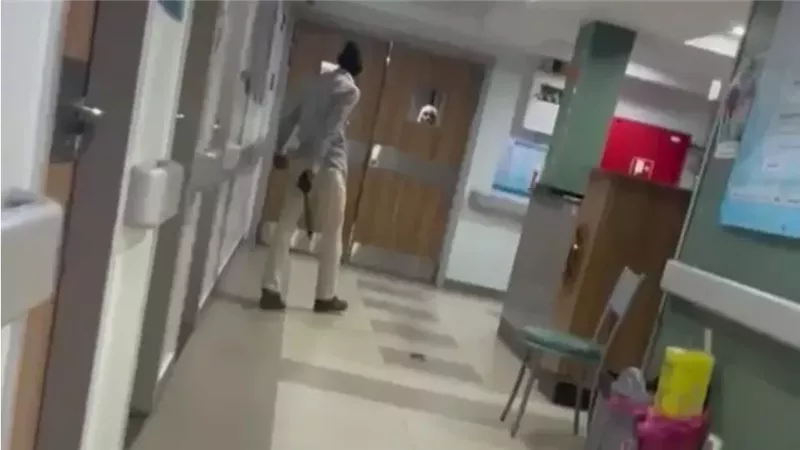 شاهد، شخص يقتحم مستشفى