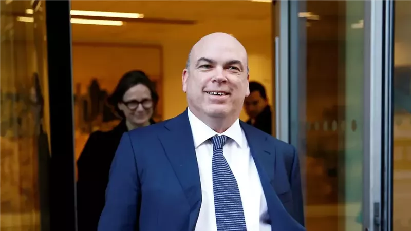 الملياردير مايك لينش