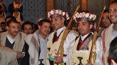  قبيلة يمنية تتبرأ من أحد أبنائها بعد زواجه من نجلة حلاق، ما القصة؟