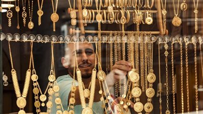 أسباب ارتفاع سعر الذهب اليوم 2025، خبير اقتصادي يوضح 
