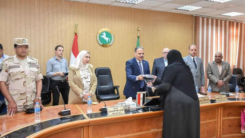 محافظ الشرقية يسلم