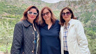 صور إلهام شاهين فوق جبال لبنان تشعل السوشيال ميديا، والجمهور: «القمر بيطلع بالنهار»