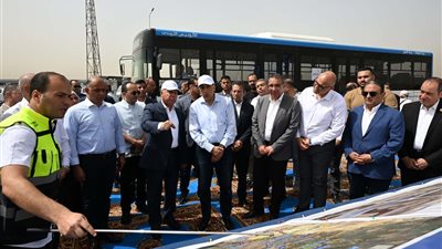 رئيس الوزراء يتفقد المرحلة الأولى من التشغيل التجريبي لمشروع الأتوبيس الترددي (صور)