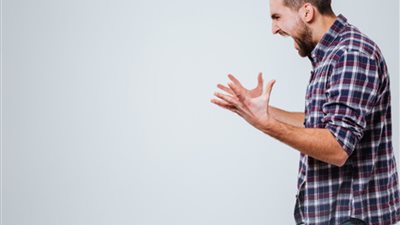 زوجي عصبي ومش بيثق فيا اتعامل ازاي؟، أمين الفتوى يجيب (فيديو)