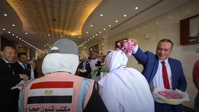 بالهدايا والورود، وفود حجاج القرعة في المدينة المنورة وسط تيسيرات بعثة وزارة الداخلية