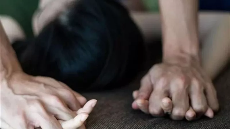 واقعة اغتصاب أب ابنتيه