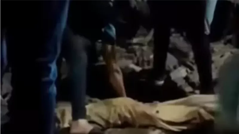 هدم مقبرة عائلية