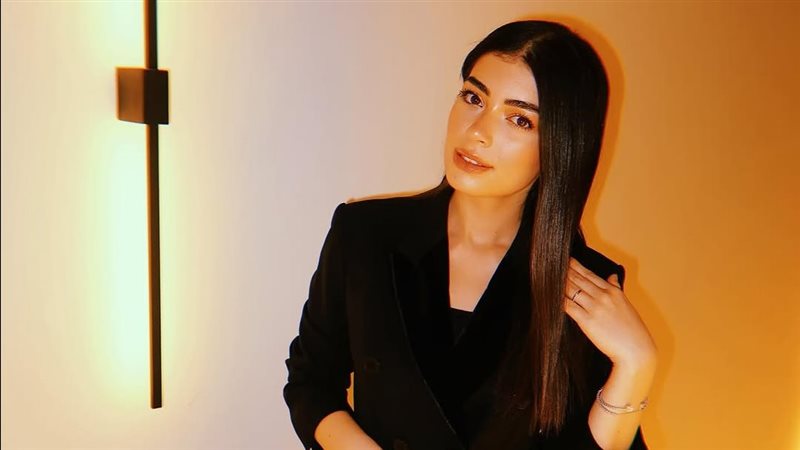 بالبدلة السودة، أول