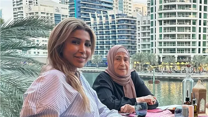 وفاة والدة المطربة