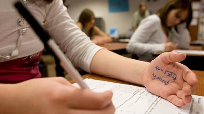 أحدث طرق الغش في الثانوية العامة 2025، وزارة التعليم تعلن الحرب