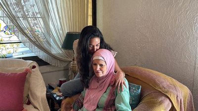 بقبلة على الرأس، آية سماحة تعتذر للفنانة مشيرة إسماعيل بعد أزمة 