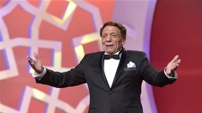 صورة تثير الجدل حول صحة الزعيم عادل إمام