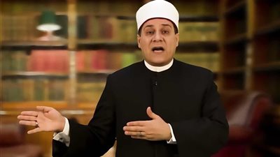 الشيخ مظهر شاهين: تحريم رؤية الابن لأمه بملابس بيتها المحتشمة جهل شرعي 