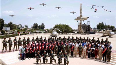 القوات المسلحة تنظم زيارة للشباب المصريين بالخارج وطلبة الجامعات لقوات الصاعقة والمظلات