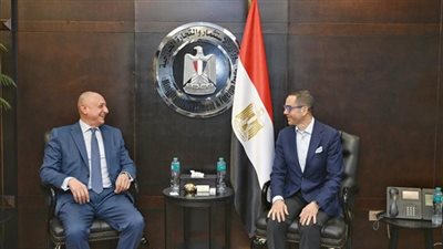 وزير الاستثمار يدعو شركة آبل لتأسيس متجر رسمي في مصر