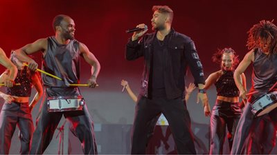 حفل تامر حسني بالجامعة البريطانية.. نجم الجيل يشعل الحماس بـ المقص وهرمون السعادة 