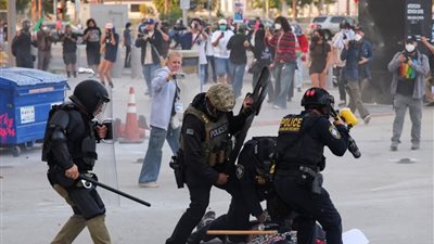 ماذا يحدث في لوس أنجلوس، اشتباكات عنيفة والأمور تخرج عن السيطرة  