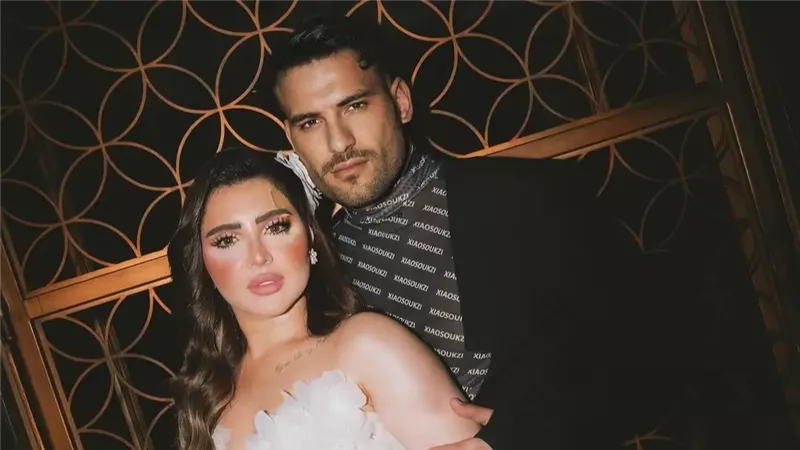 بعد شهر من زفافهما،
