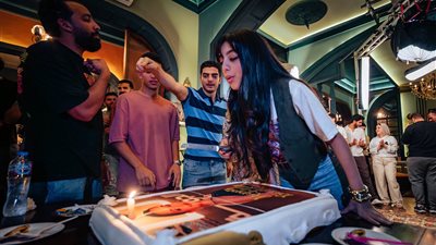  ياسمينا العبد تحتفل بعيد ميلادها الـ19 داخل بلاتوه مسلسل ابن النصابة