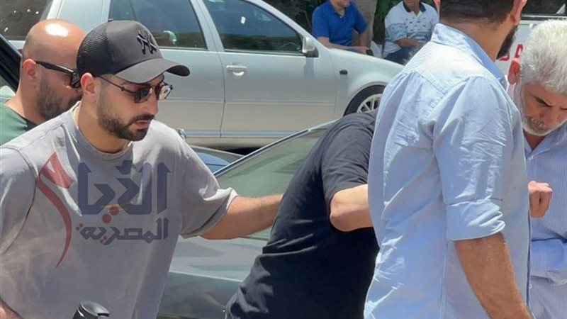 مصطفى كامل يقدم العزاء