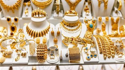 سعر الذهب اليوم الجمعة، المعدن الأصفر يتراجع مجددا ويصل لـ 4092 جنيها