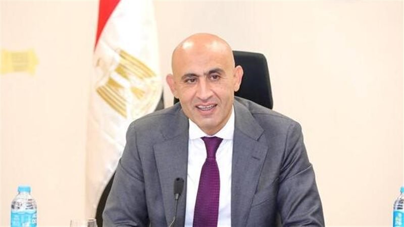 وزير التعليم يمنح