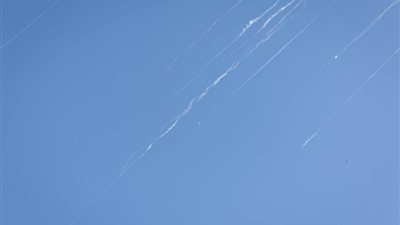 إيران تضرب إسرائيل اليوم، انفجارات وصفارات إنذار تدوي في تل أبيب