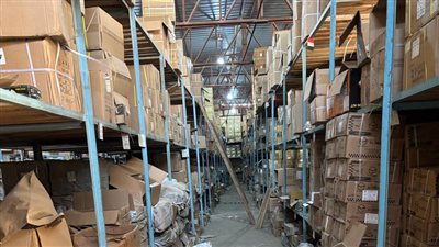 ضبط مخزن يعيد تعبئة مواد بناء وقطع غيار مجهولة المصدر في الجيزة