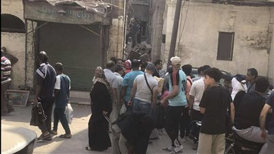 انهيار عقار السيدة عائشة، المنزل خالي من السكان وصادر له قرار إزالة (صور)