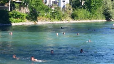 بلدة سويسرية تحظر حمامات السباحة على الأجانب صيفا بسبب ملابسهم الداخلية