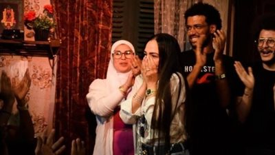 رقيقة وجميلة، ظهور مفاجئ لشيريهان بين أبطال “يمين في أول شمال”