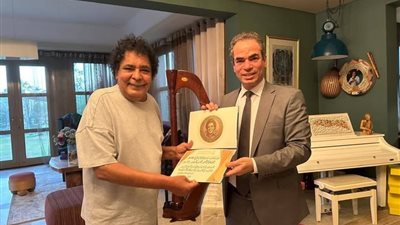 المسلماني يكرم محمد منير بـ