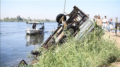 اللحظات الأولى للبحث عن جثث الغارقين فى معدية دشنا بقنا بمساعدة مراكب الصيادين (صور)