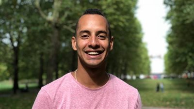 بعد وصلة مزاح.. عمرو وهبة يقدم واجب العزاء لضحايا حريق سنترال رمسيس