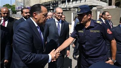 مدبولي يشكر رجال الحماية المدنية لجهودهم في السيطرة على حريق سنترال رمسيس