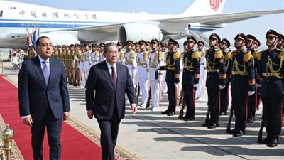 مدبولي يستقبل رئيس وزراء الصين بمطار القاهرة الدولي (صور) 