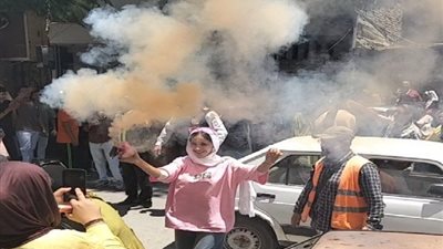 فرحة طلاب الثانوية العامة تعم الشوارع أمام اللجان بعد انتهاء ماراثون الامتحانات